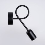 Kinkiet Supeł 1xE27 w kolorze czarnym, z okrągłą podstawą i zakrzywionym ramieniem. Lampa ma minimalistyczny design, z oprawą na żarówkę w formie cylindrycznej, zamontowaną na długim, cienkim ramieniu. Tło białe.