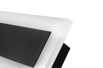Kinkiet elewacyjny LED Durango 100 o mocy 38W, kolor czarny. Widziany pod kątem, z wyraźnym podziałem na matowe i błyszczące powierzchnie, z czarnym panelem oraz transparentnymi krawędziami. Idealny do oświetlenia zewnętrznego.