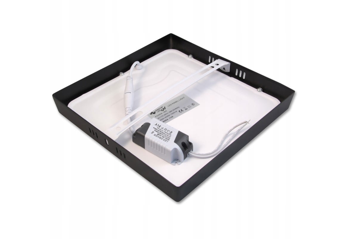 Kwadratowy panel LED natynkowy o wymiarach 21x21 cm i mocy 18W w kolorze czarnym. Ujęcie z boku, ukazujące wnętrze z białą obudową i zasilaczem. Widoczne mocowania i przewody, w tym biały kabel z wtyczką. Idealny do montażu w różnych wnętrzach.