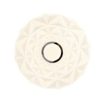 Plafon Kelmi D27 w kolorze białym i srebrnym, z efektem przestrzennej faktury. Okrągły kształt, z centralnym miejscem na źródło światła LED o mocy 12W. Ujęcie z góry, ukazujące detale wzoru.