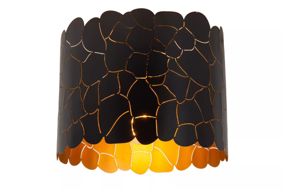 Czarna lampa sufitowa Almelo z kloszem o nieregularnym kształcie, wykonana z metalu. Posiada wycięcia, które tworzą efektowne wzory. Wewnętrzna strona klosza jest w kolorze złotym, co podkreśla źródło światła. Produkt montowany na suficie.