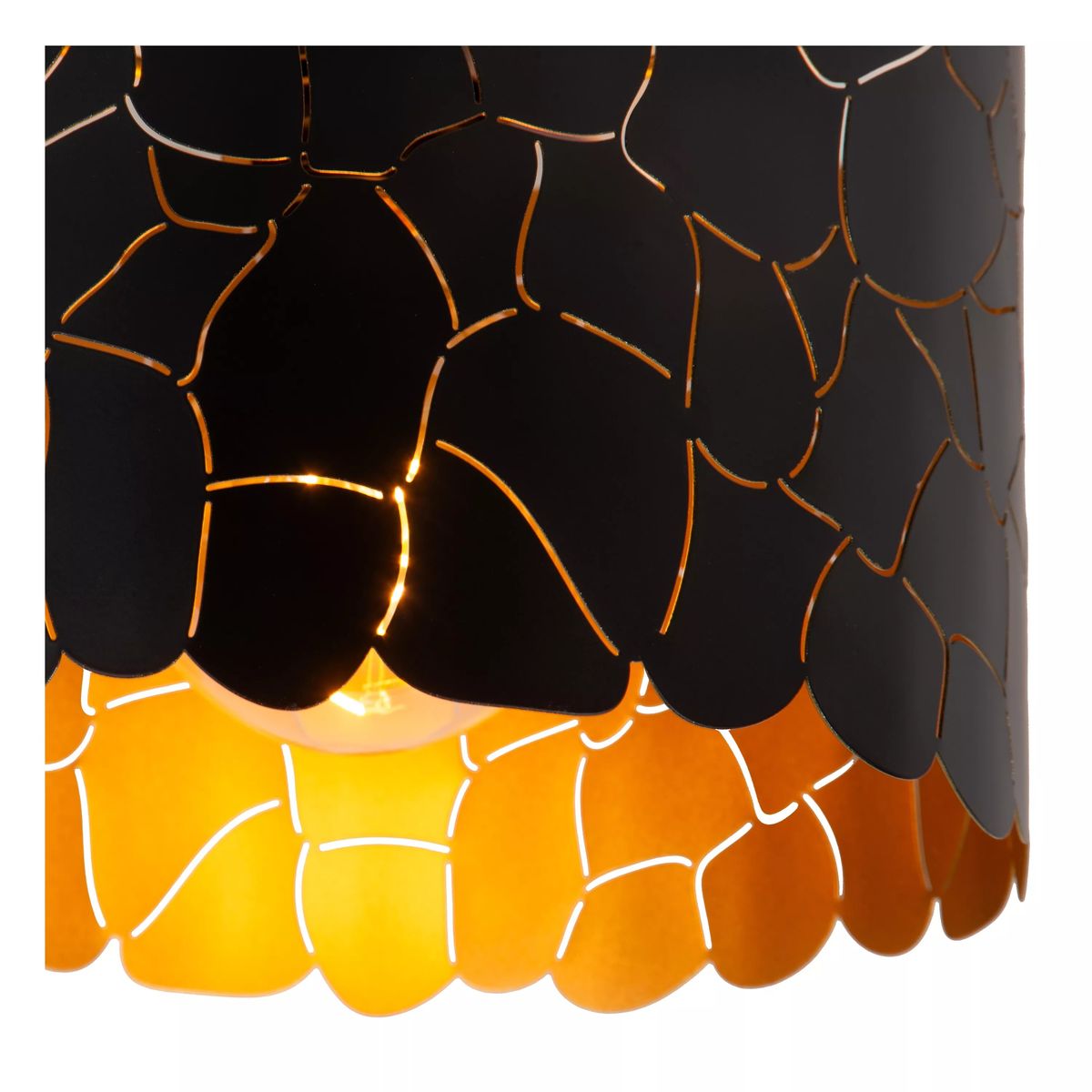 Czarna lampa sufitowa Almelo z kloszem w kształcie fal, wykonanym z materiału z wycięciami, przez które przebija ciepłe światło. Klosz osłania gwint E27, umieszczony w centralnej części. Lampa ma nowoczesny design i jest zawieszona w pozycji pionowej.