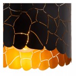 Czarna lampa sufitowa Almelo z kloszem w kształcie fal, wykonanym z materiału z wycięciami, przez które przebija ciepłe światło. Klosz osłania gwint E27, umieszczony w centralnej części. Lampa ma nowoczesny design i jest zawieszona w pozycji pionowej.