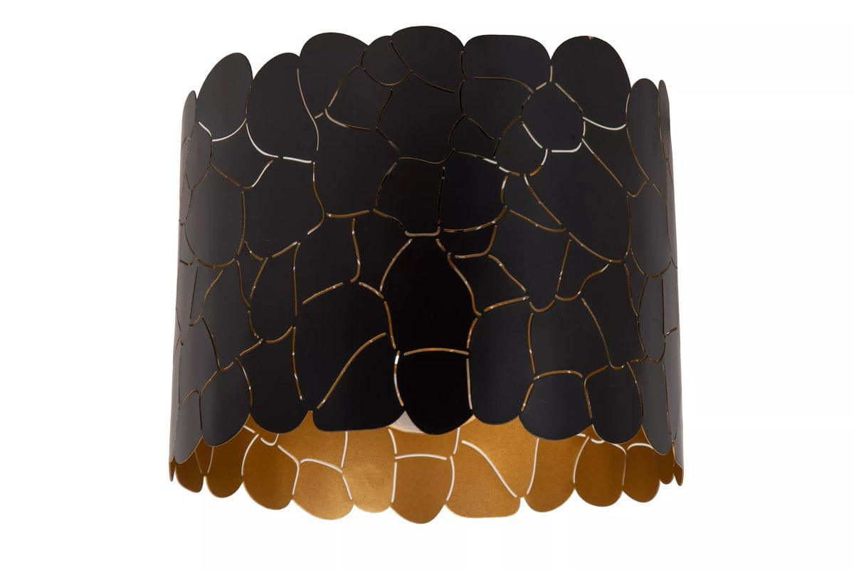 Czarna lampa sufitowa Almelo z oprawą w kształcie klosza z wycięciami, wewnętrzna strona w kolorze złotym. Ujęcie z boku, wyeksponowana charakterystyczna struktura klosza. Przeznaczona na jedną żarówkę E27.