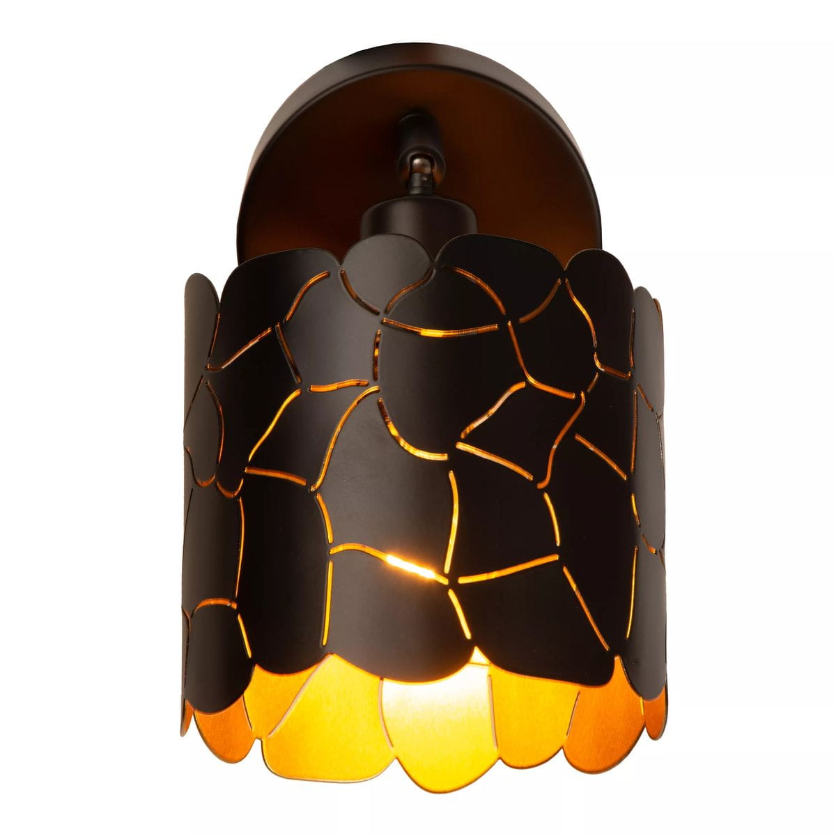 Kinkiet Almelo 1xE14 w kolorze czarnym z metalowym kloszem o ażurowym wzorze, emitującym ciepłe światło. Ujęcie z boku, ukazujące detale wykończenia i krawędzi klosza. Idealny do nowoczesnych wnętrz.