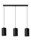 Lampa wisząca Almelo w kolorze czarnym z trzema kloszami w formie cylindrów, zawieszona na prostokątnej podstawie. Klosze mają delikatny wzór i złote wykończenie wewnętrzne, zapewniając nowoczesny wygląd. Ujęcie frontalne, zawieszona na długich linkach.