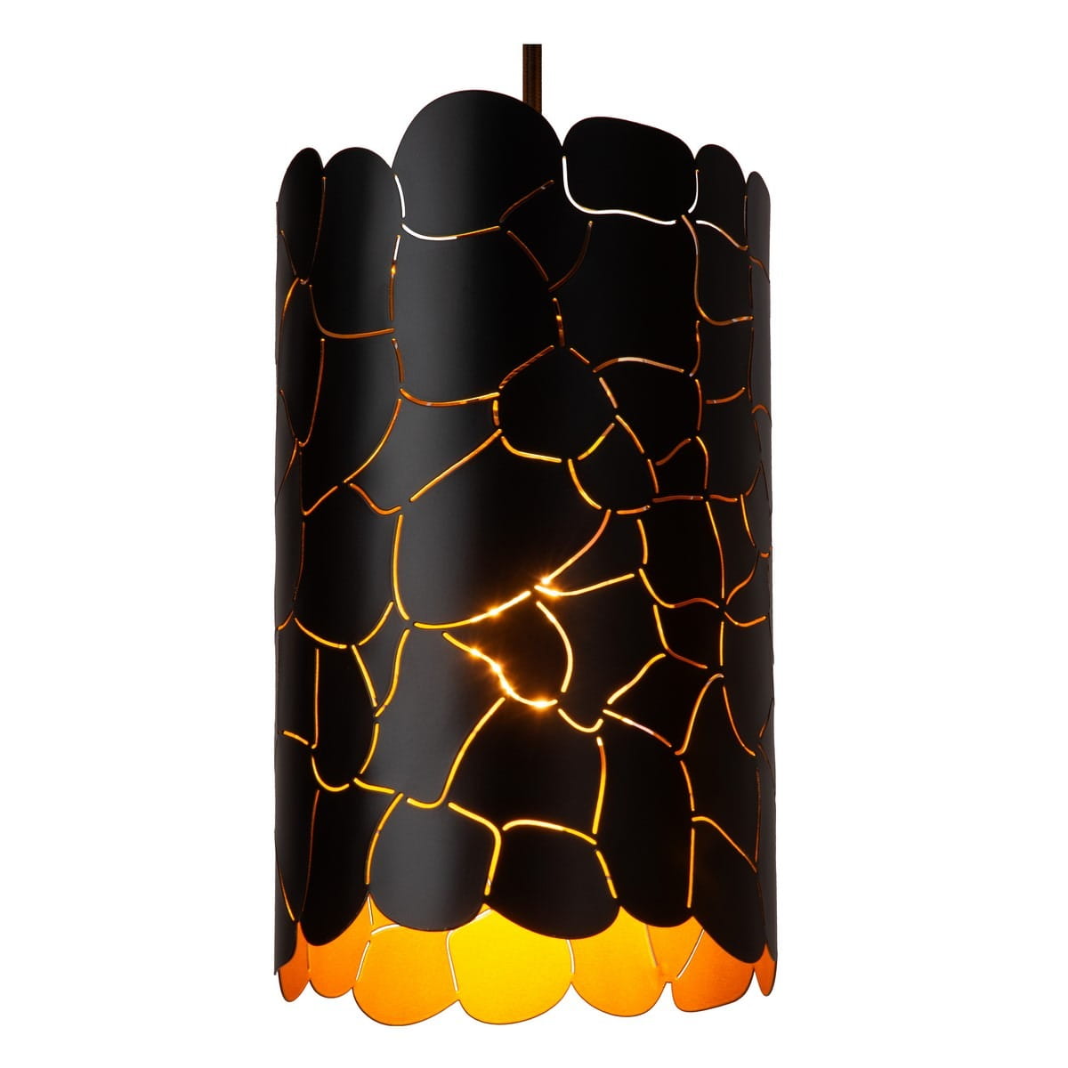Lampa wisząca Almelo w czarnym kolorze, o cylindrycznym kształcie z dekoracyjnym wzorem. Wewnątrz znajduje się złote wykończenie, które podkreśla emitowane światło. Umożliwia zastosowanie trzech żarówek E27, wisi na brązowym przewodzie.