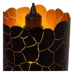 Czarna lampa wisząca Almelo z kloszem w kształcie kwiatów, wykonana z metalu. Wewnątrz widoczna złota osłona, która emituje ciepłe światło. Umożliwia montaż trzech żarówek E27. Ujęcie z góry, pokazujące detal konstrukcji i efekt świetlny.