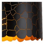 Lampa wisząca Almelo 1xE27 w kolorze czarnym z ozdobnym, perforowanym wzorem, który tworzy efekt świetlny. Widoczny detal w dolnej części klosza w kolorze pomarańczowym. Ujęcie z boku, ukazujące fakturę i kształt lampy.