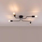 Czarna lampa sufitowa Vector z czterema ramionami, każda z oprawą na żarówkę E27. Ujęcie z dołu pokazujące lampę zamontowaną na suficie, z widocznymi żarówkami i nieco rozproszonym światłem. Prosta, nowoczesna konstrukcja.
