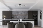Lampa sufitowa Vector w kolorze czarnym, z sześcioma oprawami na żarówki E27, zamontowana na suficie. Prosta, nowoczesna konstrukcja z metalowymi ramionami i białymi kloszami, widoczna w minimalistycznym wnętrzu kuchennym.