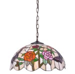 Lampa wisząca Rose z kloszem w multikolorowe wzory róż, wykonana z witrażu, zawieszona na metalowym łańcuchu. Kształt klosza przypomina kwiat, z widocznymi detalami roślinnymi. Pasuje do wnętrz w stylu vintage.
