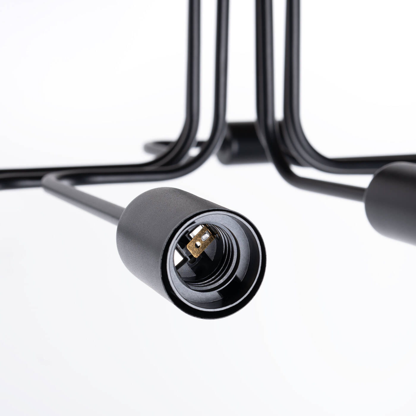Czarna lampa sufitowa Vector z ośmioma gniazdami E27, widok zbliżeniowy na gniazdo. Wykonana z metalu, z prostą konstrukcją i wyraźnymi detalami, idealna do nowoczesnych wnętrz.
