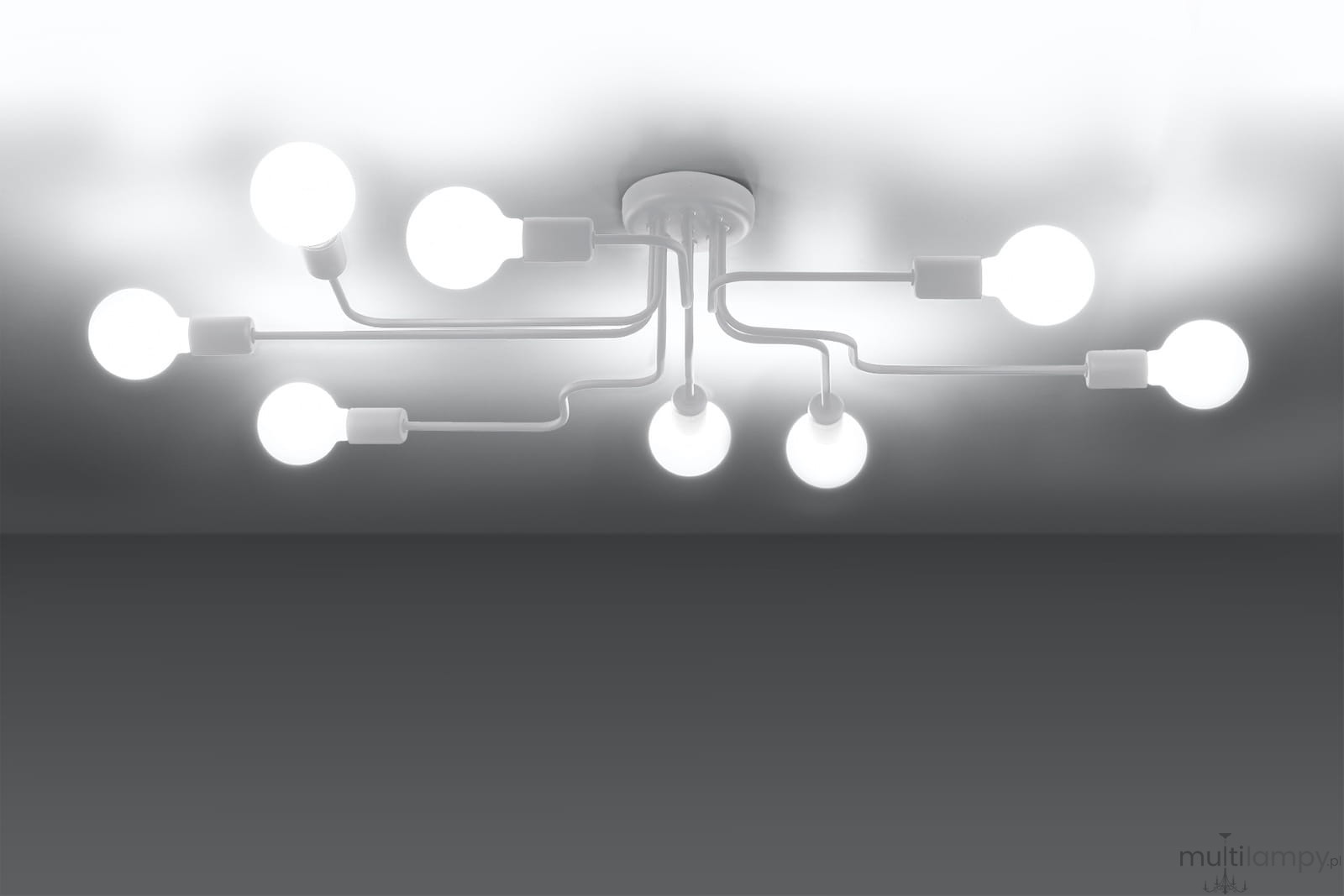 Biała lampa sufitowa Vector z ośmioma miejscami na żarówki E27. Produkt ma nowoczesny, minimalistyczny design z metalowymi ramionami w kształcie fal, montowany do sufitu. Ujęcie z góry, na jasnym tle.