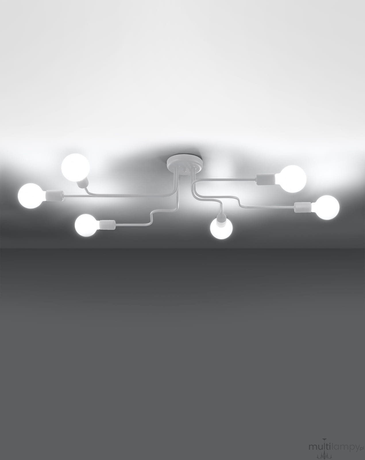 Lampa sufitowa Vector z 6 gniazdami E27 w kolorze białym. Ułożenie lampy w formie rozgałęzienia, z widocznymi kulistymi kloszami. Montaż na suficie, w minimalistycznym stylu. Tło w odcieniach szarości.