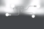 Lampa sufitowa Vector 4xE27 w kolorze białym, z czterema oprawami na długich, zakrzywionych ramionach. Zainstalowana na suficie, widoczna z góry, z włączonymi żarówkami emitującymi jasne światło. Prosty, minimalistyczny design.
