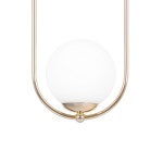 Lampa wisząca Ritus z jedną oprawą E14, w kolorze złotym i białym. Okrągła, matowa kula ze szkła umieszczona na złotej podstawie, zawieszona na dwóch cienkich metalowych rurkach. Ujęcie frontalne.