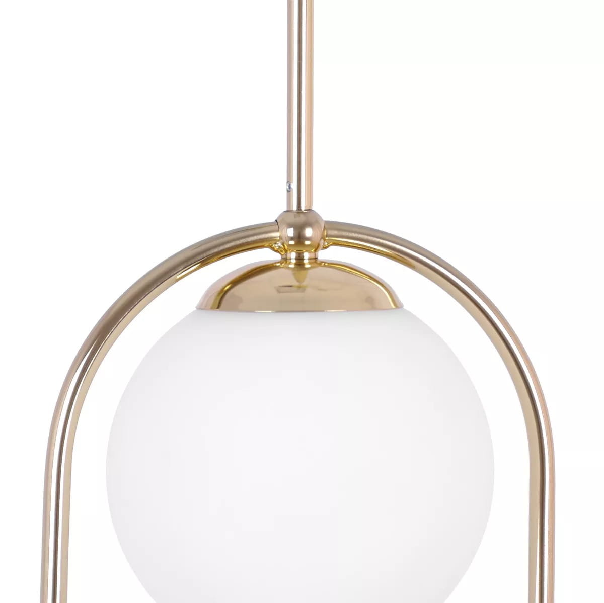 Lampa wisząca Ritus 2xE14 w kolorze złotym i białym. Okrągła szklana kula z matowego szkła zawieszona na metalowej konstrukcji w złotym wykończeniu. Ujęcie z góry, ukazujące detale mocowania i kształt lampy.