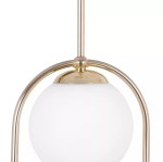 Lampa wisząca Ritus 2xE14 w kolorze złotym i białym. Okrągła szklana kula z matowego szkła zawieszona na metalowej konstrukcji w złotym wykończeniu. Ujęcie z góry, ukazujące detale mocowania i kształt lampy.