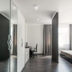 Lampa sufitowa Robin D18 z jedną oprawą G9 w białym kolorze, zamontowana na suficie w nowoczesnym wnętrzu. Widoczna w aranżacji z biurkiem, krzesłem i zasłonami, na tle jasnych ścian i ciemnej podłogi.