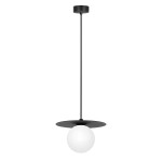 Lampa wisząca Robin D18 w kolorze czarnym i białym, z jednym źródłem światła G9. Okrągła, mleczna kula zawieszona na cienkim, czarnym przewodzie, z płaskim, okrągłym, czarnym kloszem. Ujęcie frontalne.
