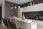 Lampa wisząca Robin D18 w kolorze czarnym i białym z jednym źródłem światła G9, zawieszona nad białym blatem kuchennym. W tle widoczna nowoczesna kuchnia z szafkami w jasnych kolorach oraz dodatkami dekoracyjnymi.