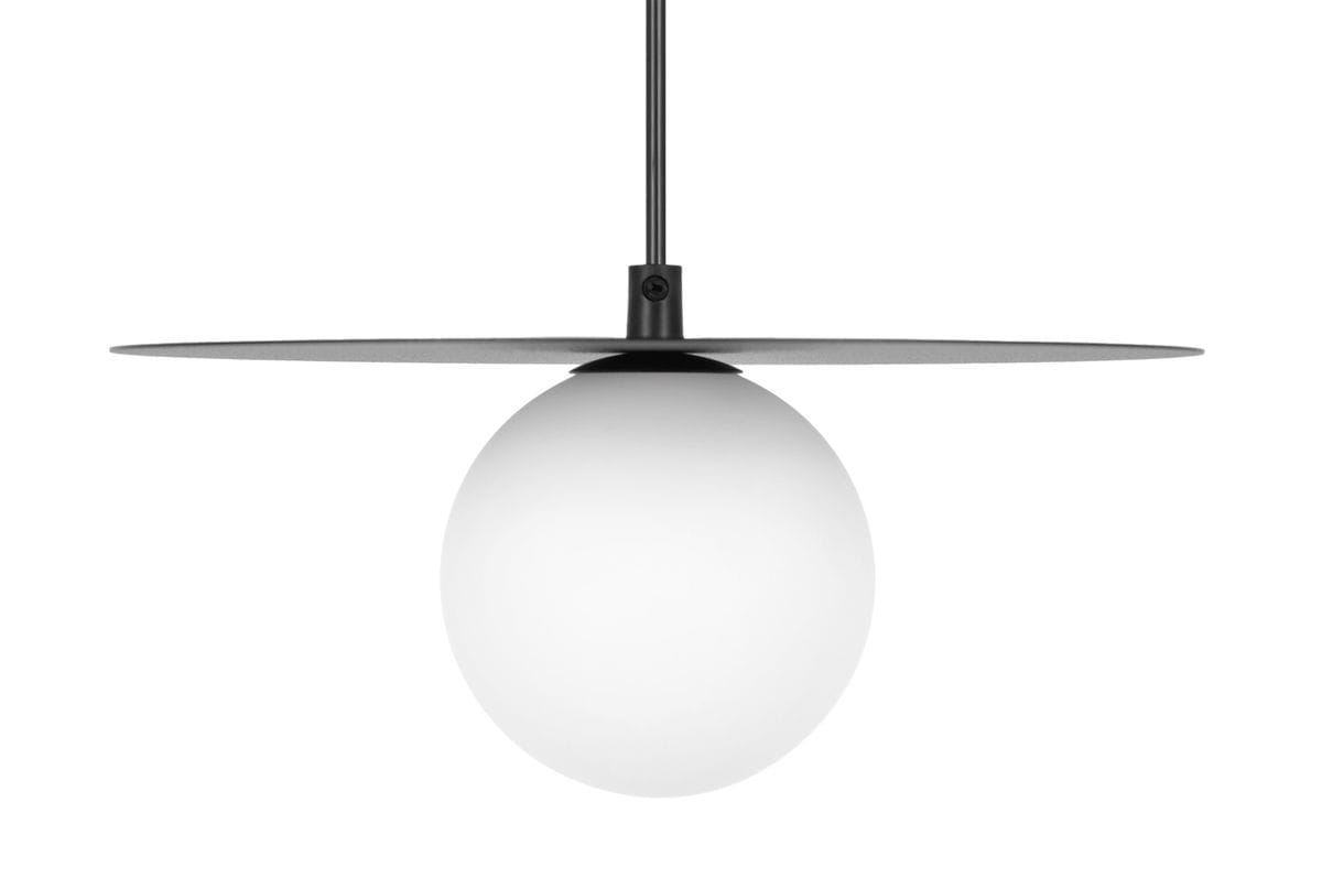 Czarna lampa wisząca Robin D25 z białym, okrągłym kloszem z matowego szkła. Ujęcie frontalne, lampa zawieszona na cienkim przewodzie, z dużą, płaską podstawą. Idealna do nowoczesnych wnętrz.