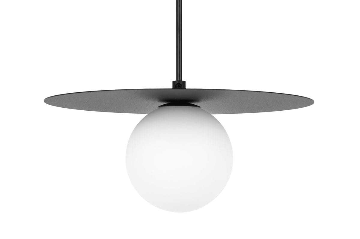 Lampa wisząca Robin D25 z czarnym metalowym kloszem i białą, okrągłą żarówką G9. Ujęcie frontalne, zawieszona na cienkim przewodzie, z dużą, płaską podstawą. Prosty design, idealna do nowoczesnych wnętrz.