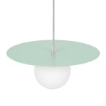 Lampa wisząca Robin D25 w kolorze miętowym z białą kulą. Okrągły, płaski klosz z matowego materiału nad białą, szklaną żarówką G9. Ujęcie z dołu, pokazujące detal konstrukcji i stylowy design.