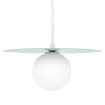 Lampa wisząca Robin D25 z miętowym, okrągłym kloszem oraz białą, szklaną kulą. Ujęcie frontalne, lampa zawieszona na cienkim przewodzie. Idealna do nowoczesnych wnętrz. Wymiary klosza i kuli nieokreślone.