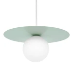 Lampa wisząca Robin D25 z miętowym, okrągłym kloszem i białą, szklaną kulą. Zawieszona na cienkim, białym przewodzie. Kształt klosza przypomina talerz, co nadaje nowoczesny wygląd. Idealna do wnętrz o różnorodnych aranżacjach.