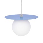 Lampa wisząca Robin D18 z kloszem w kształcie białej kuli, zawieszona na przezroczystym przewodzie. Górna część o okrągłym kształcie w kolorze błękitnym. Stylowy element oświetleniowy, idealny do nowoczesnych wnętrz.