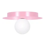 Lampa sufitowa Robin D25 z różowym metalowym kloszem i białą kulistą żarówką G9. Ujęcie z boku, prezentująca nowoczesny design. Klosz w formie płaskiego pierścienia, idealna do stylowych wnętrz.