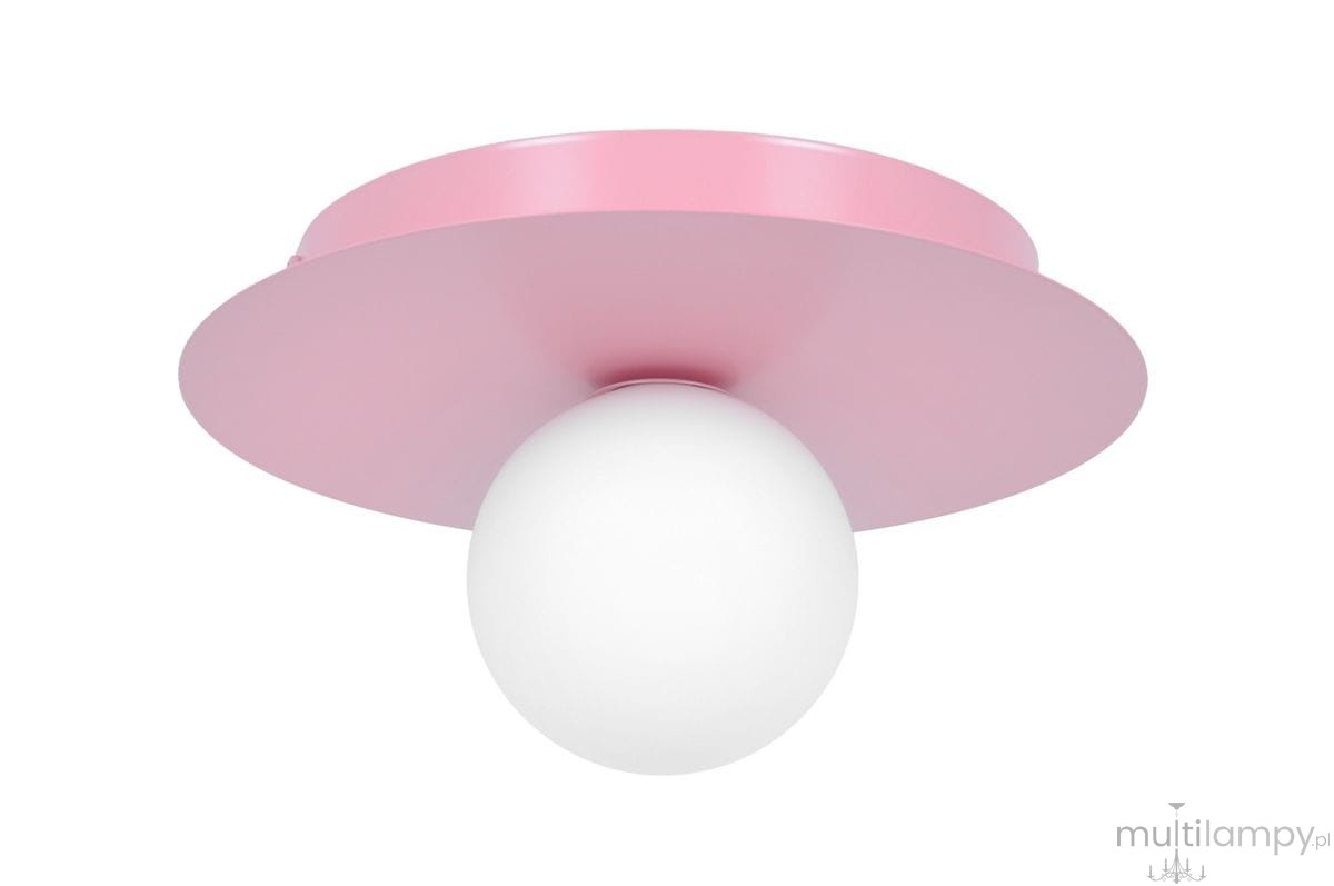 Lampa sufitowa Robin D25 w kolorze różowym i białym, z okrągłym kloszem z białego szkła. Ujęcie frontalne, produkt zamontowany na suficie. Metalowa podstawa w różowym odcieniu, z widocznym miejscem na żarówkę G9.