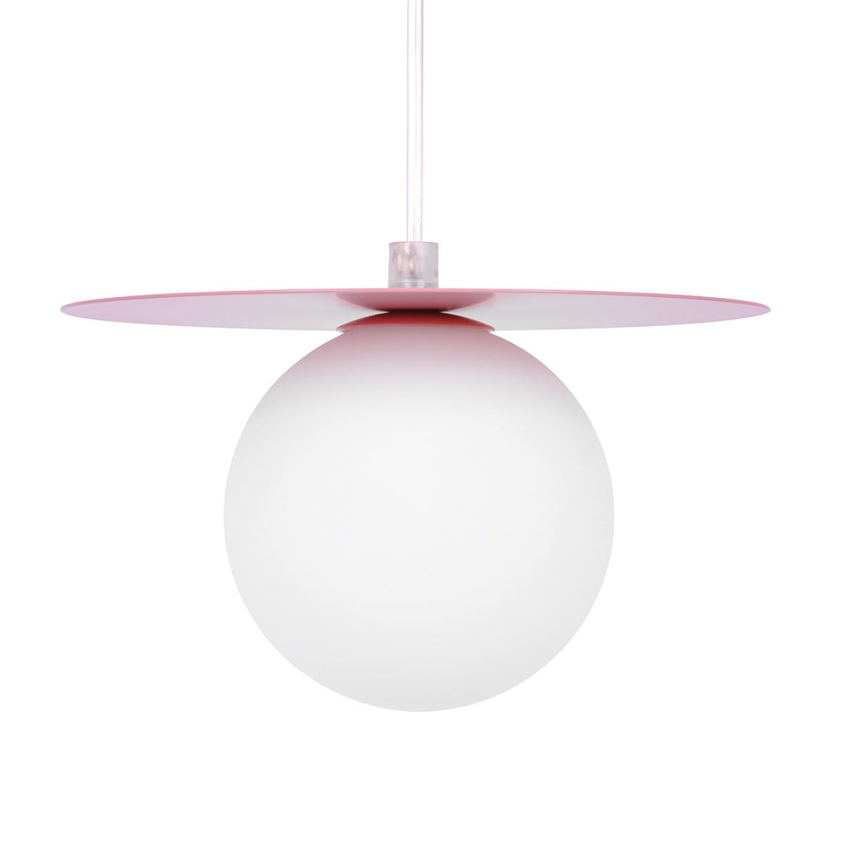 Lampa wisząca Robin D18 w kolorze różowym i białym, z okrągłą, matową kulą i płaskim, różowym kloszem. Zawieszona na przezroczystym przewodzie, w ujęciu frontalnym, ukazująca nowoczesny design. Idealna do nowoczesnych wnętrz.
