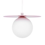 Lampa wisząca Robin D18 w kolorze różowym i białym, z okrągłą, matową kulą i płaskim, różowym kloszem. Zawieszona na przezroczystym przewodzie, w ujęciu frontalnym, ukazująca nowoczesny design. Idealna do nowoczesnych wnętrz.