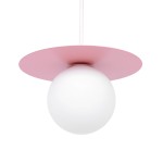 Lampa wisząca Robin D18 z różowym, okrągłym metalowym kloszem oraz białą, kulistą żarówką. Produkt zawieszony na przezroczystym przewodzie, w formie minimalistycznej aranżacji.