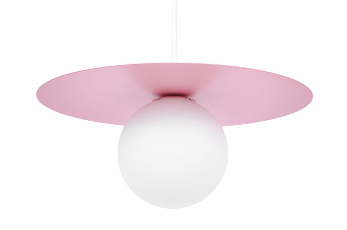 Lampa wisząca Robin D25 z różowym, okrągłym kloszem i białą, szklaną kulą. Produkt zawieszony na cienkim przewodzie, widoczny z góry, co podkreśla jego nowoczesny design. Idealna do wnętrz w stylu skandynawskim lub minimalistycznym.
