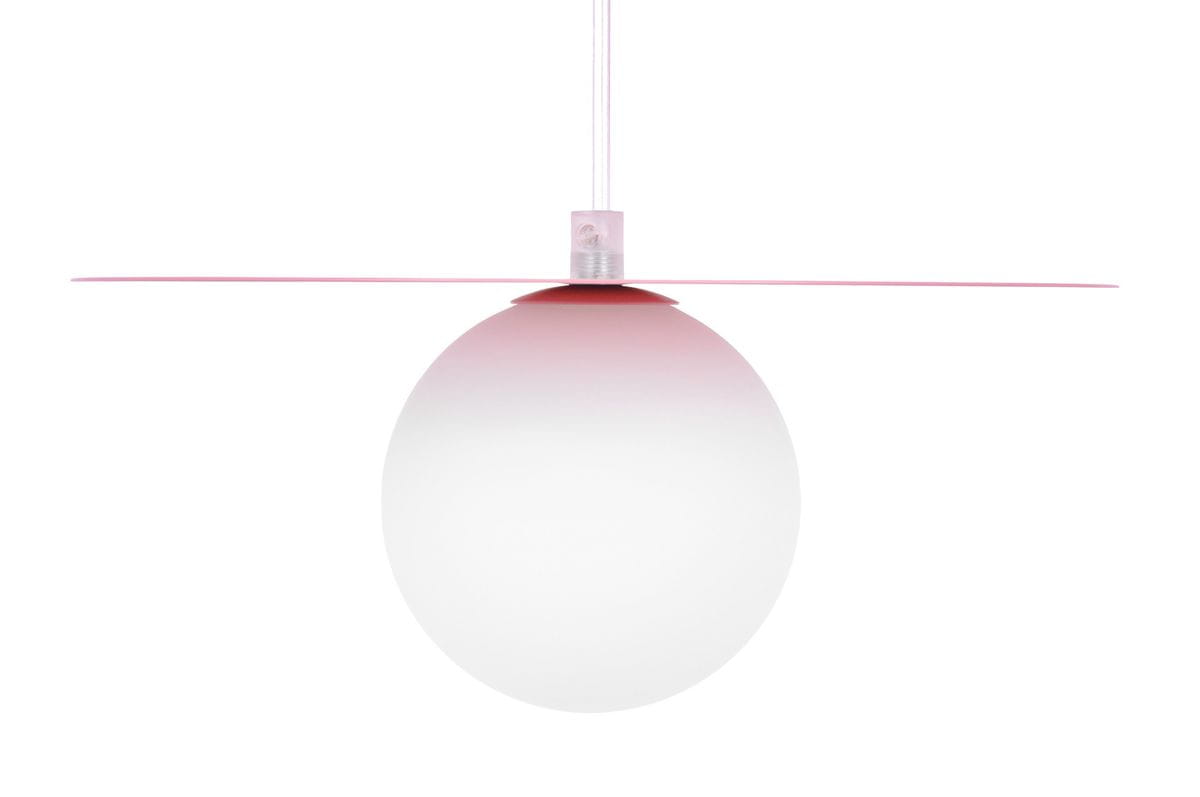 Lampa wisząca Robin D25 w kolorze różowym i białym, z okrągłym kloszem wykonanym z matowego szkła. Ujęcie frontalne, lampa zawieszona na przezroczystym przewodzie, z różowym elementem dekoracyjnym u góry.