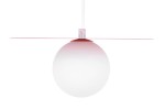 Lampa wisząca Robin D25 w kolorze różowym i białym, z okrągłym kloszem wykonanym z matowego szkła. Ujęcie frontalne, lampa zawieszona na przezroczystym przewodzie, z różowym elementem dekoracyjnym u góry.