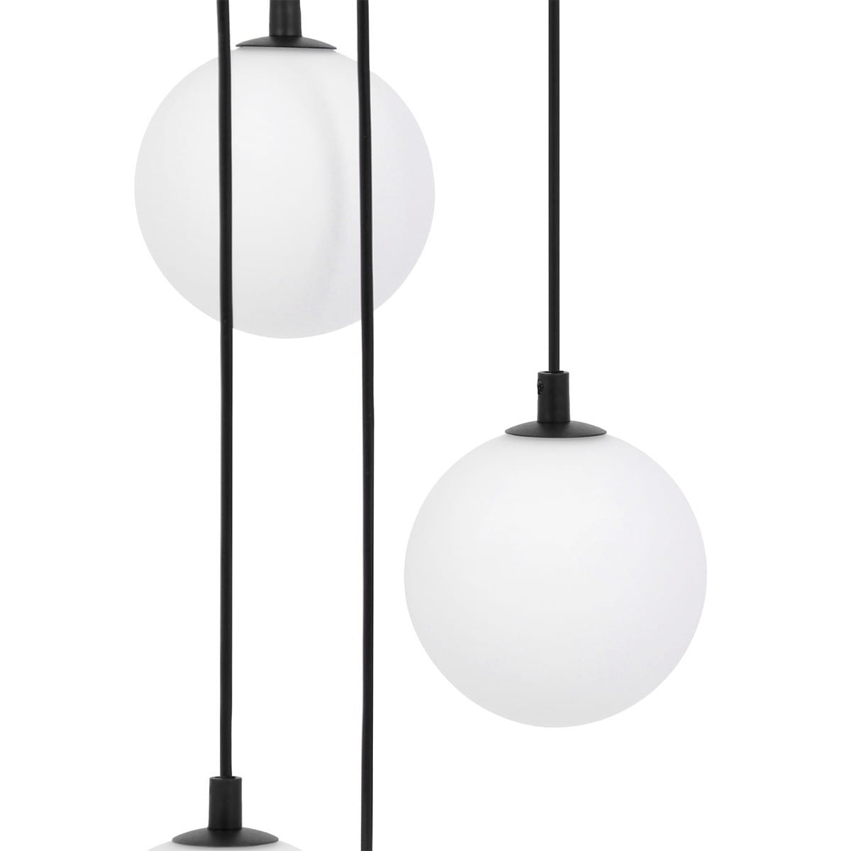 Lampa wisząca Aspen KP-29 z trzema białymi, okrągłymi kloszami z matowego szkła zawieszonymi na czarnych linkach. Klosze mają minimalistyczny design, a całość prezentuje się nowocześnie. Ujęcie z przodu, na białym tle.