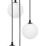 Lampa wisząca Aspen KP-29 z trzema białymi, okrągłymi kloszami z matowego szkła zawieszonymi na czarnych linkach. Klosze mają minimalistyczny design, a całość prezentuje się nowocześnie. Ujęcie z przodu, na białym tle.
