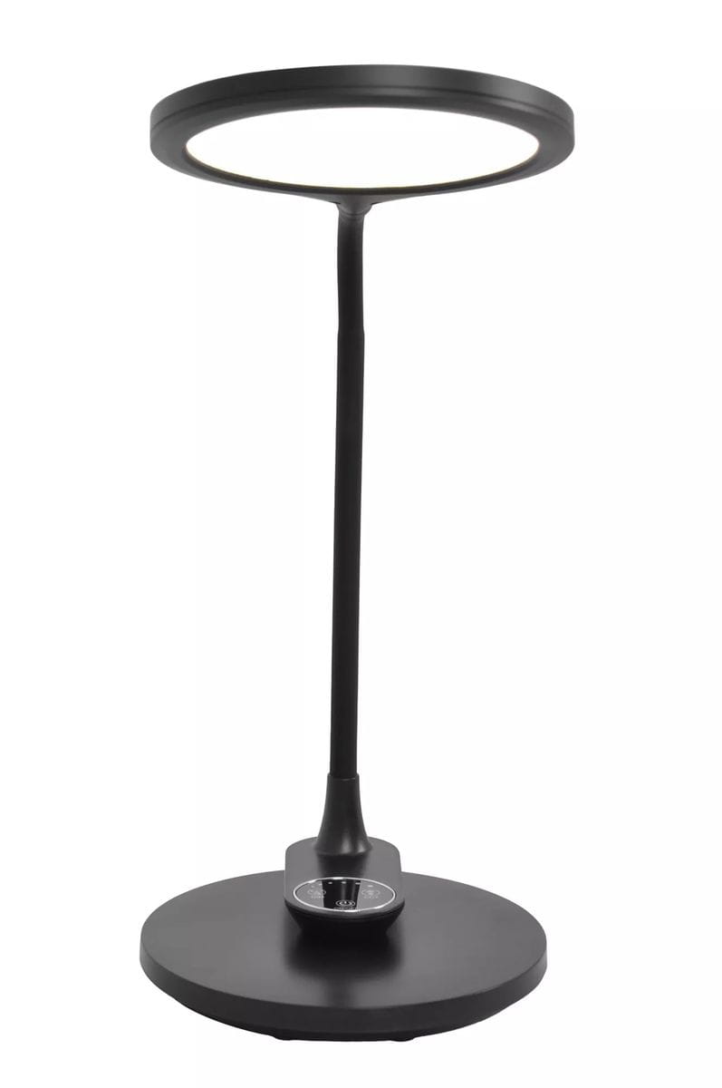 Lampka biurkowa Gaja w kolorze czarnym, z okrągłym kloszem LED. Posiada prostą, smukłą podstawę oraz dotykowy panel sterujący na dole. Temperatura barwowa 3000-5700K, z możliwością regulacji. Produkt stoi na płaskiej powierzchni.