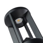 Lampa ogrodowa Nomad H60 w kolorze czarnym, z widocznym źródłem światła LED o mocy 10W. Ujęcie z góry, pokazujące okrągły klosz i metalową konstrukcję. Elementy minimalistyczne, nowoczesny design, idealna do oświetlenia przestrzeni zewnętrznych.