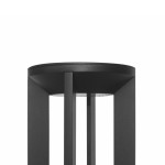 Czarna lampa ogrodowa Nomad H20 z jedną diodą LED o mocy 10W. Ujęcie z góry, pokazujące okrągły klosz i minimalistyczną, prostokątną konstrukcję z metalowymi elementami. Idealna do oświetlenia przestrzeni na zewnątrz.