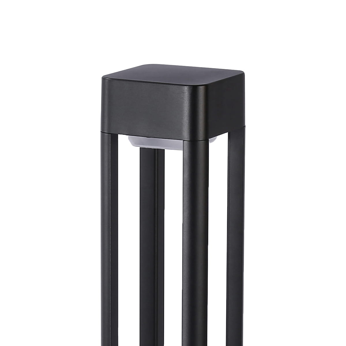 Czarna lampa ogrodowa Nutri H80 z jedną diodą LED o mocy 10W. Posiada prostokątną podstawę i cztery smukłe nogi, wykonana z metalu. Ujęcie z boku, ukazujące górę lampy z lekko zaokrąglonym kształtem.