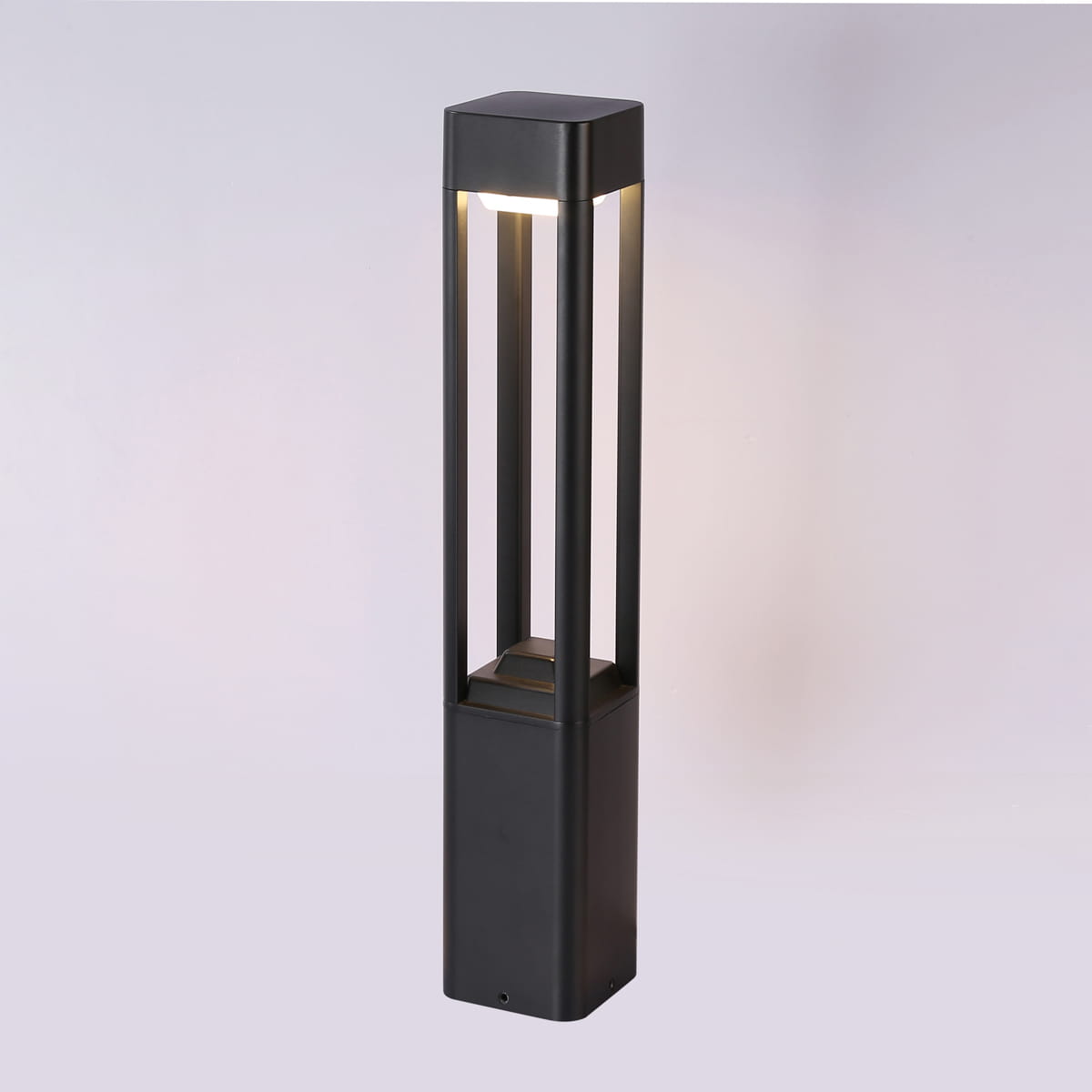 Lampa ogrodowa Nutri H80, czarna, z jednym źródłem LED o mocy 10W. Posiada prostą, słupkową konstrukcję z otwartą górą, umożliwiającą emisję światła. Ujęcie z boku, na jednolitym tle, podkreśla minimalistyczny design.