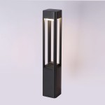 Lampa ogrodowa Nutri H80, czarna, z jednym źródłem LED o mocy 10W. Posiada prostą, słupkową konstrukcję z otwartą górą, umożliwiającą emisję światła. Ujęcie z boku, na jednolitym tle, podkreśla minimalistyczny design.
