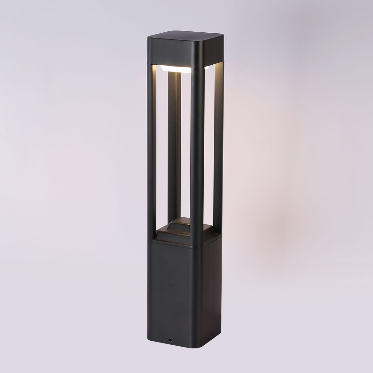 Lampa ogrodowa Nutri H60 w kolorze czarnym, wykonana z metalu, o prostokątnym kształcie. Posiada jedną diodę LED o mocy 10W, z widocznymi szczelinami w konstrukcji, emitującą światło z góry. Ujęcie frontalne, na jednolitym tle.