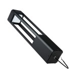 Lampa ogrodowa Nutri H60 w kolorze czarnym, z pojedynczym źródłem światła LED o mocy 10W. Wykonana z metalu, z prostokątnym kloszem i otwartą konstrukcją, ukazującą nowoczesny design, widoczna z boku, z widocznym przewodem zasilającym.